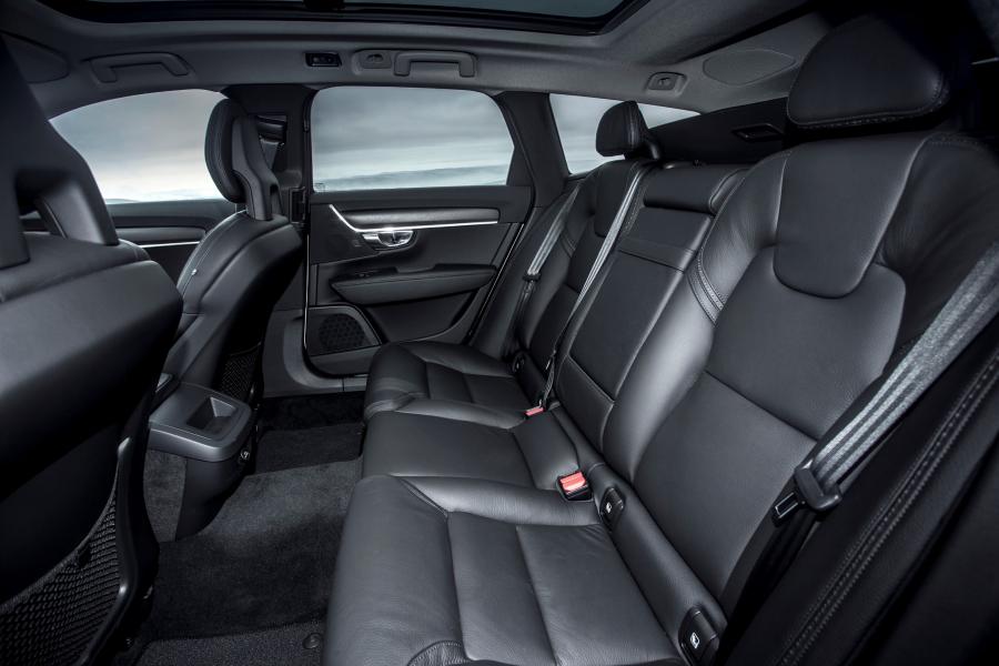 Интерьер Volvo V90 D4 Cross Country 2017 года  (UK) (фото 6 из 40)